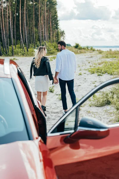 Tillbaka Syn Kvinna Och Man Skjorta Hålla Händerna Utanför — Stockfoto