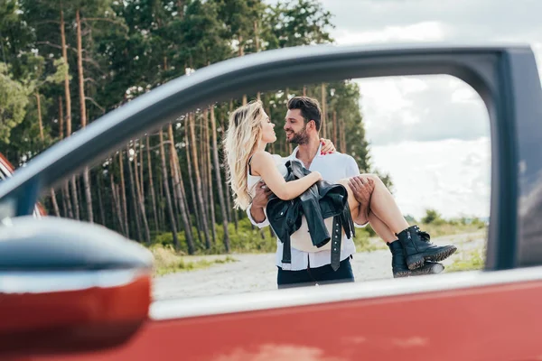 Stilig Man Som Innehar Attraktiv Och Blond Kvinna Klänning — Stockfoto