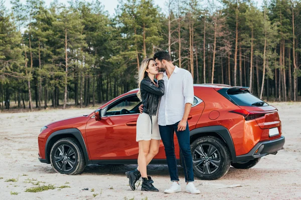 Atractiva Mujer Hombre Guapo Besándose Abrazándose Cerca Del Coche — Foto de Stock