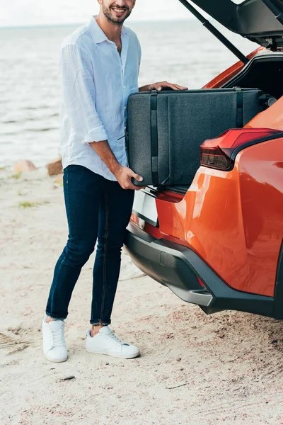 Recortado Vista Hombre Camisa Poner Maleta Coche — Foto de Stock