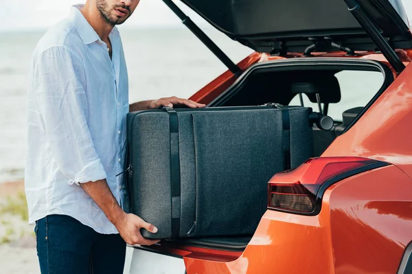 Recortado Vista Hombre Camisa Poner Maleta Coche — Foto de Stock