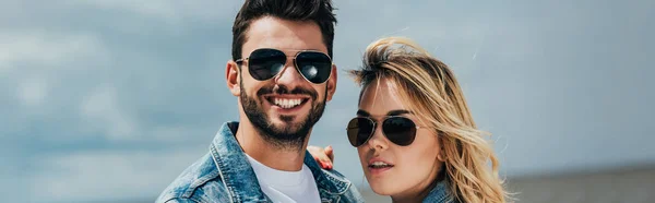Panoramic Shot Attractive Woman Handsome Man Sunglasses Smiling — Stock Photo, Image