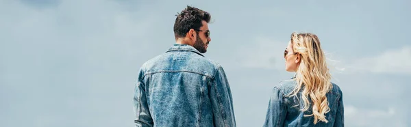 Colpo Panoramico Donna Uomo Giubbotti Jeans Che Guardano — Foto Stock