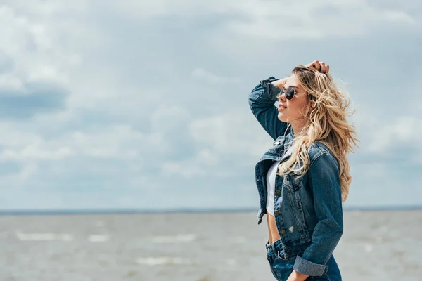 Blonde Attractive Woman Denim Jacket Sunglasses Looking Away — Stock Photo, Image