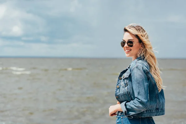 Blonde Attractive Woman Denim Jacket Sunglasses Looking Away — Stock Photo, Image