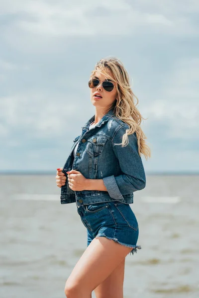 Blonde Und Attraktive Frau Jeansjacke Und Sonnenbrille Schaut Weg — Stockfoto