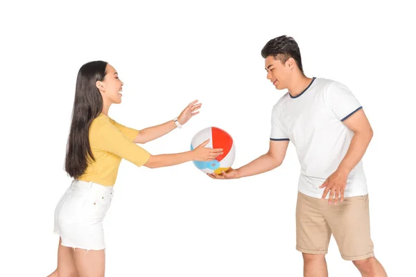 Schöner Asiatischer Mann Gibt Strandball Glücklich Freundin Isoliert Auf Weiß — Stockfoto