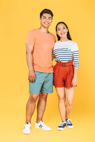 Alegre Asiático Casal Verão Roupas Olhando Para Câmera Amarelo Fundo — Fotografia de Stock