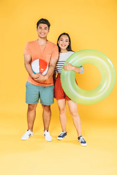 Feliz Asiático Casal Segurando Natação Anel Praia Bola Enquanto Sorrindo — Fotografia de Stock