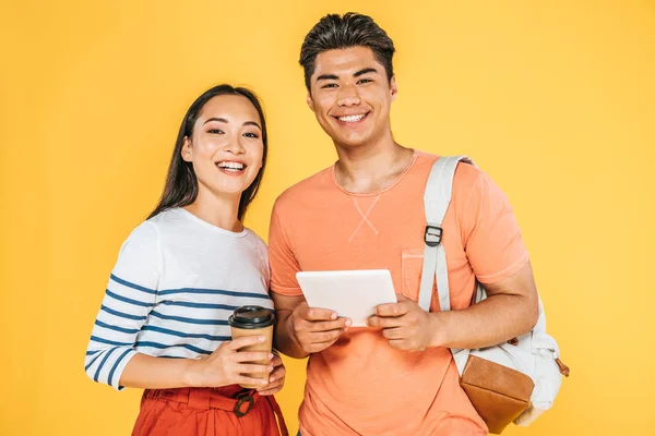 Alegre Asiático Homem Com Digital Tablet Sorrindo Menina Com Smartphone — Fotografia de Stock