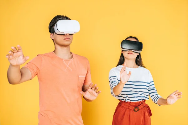 Young Man Woman Gesturing While Using Virtual Reality Headsets Yellow — Stock Photo, Image