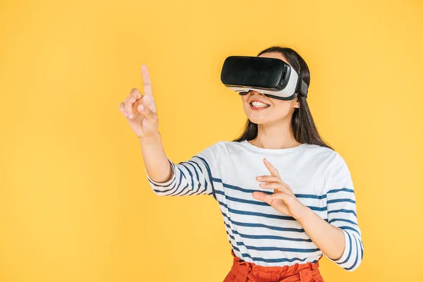 Smiling Girl Gesturing While Using Virtual Reality Headset Isolated Yellow — Stock Photo, Image
