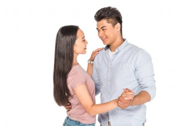 beyaz izole güzel kız arkadaşı ile neşeli asyalı adam dans