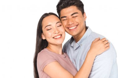 beyaz izole kapalı gözleri ile sarılma mutlu asyalı çift