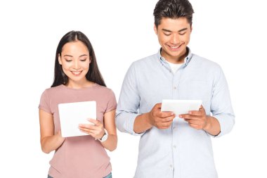 beyaz izole dijital tablet kullanarak neşeli asyalı çift