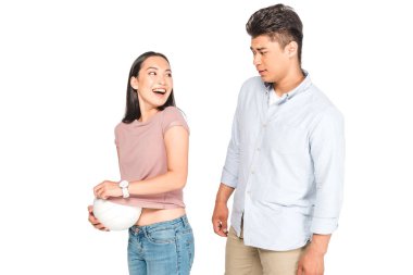 neşeli asyalı kız beyaz izole cesareti erkek arkadaşı yakınında t-shirt topu alıyorum