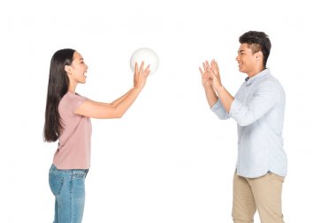 neşeli asyalı erkek ve kadın voleybol oynarken beyaz izole