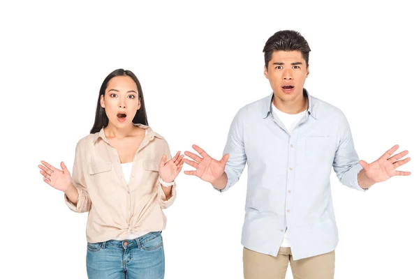 Schockierte Asiatische Mann Und Frau Gestikulieren Während Blick Auf Kamera — Stockfoto
