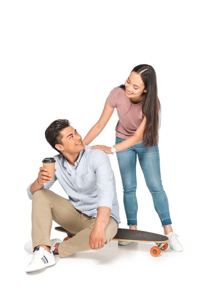 Bonito Ásia Menina Perto Namorado Sentado Longboard Com Café Para — Fotografia de Stock