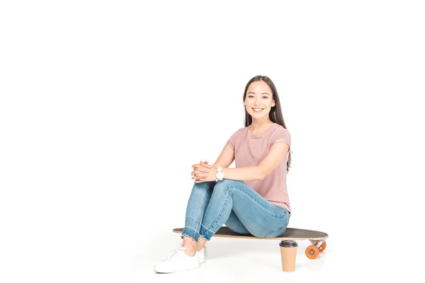 Весела Азіатська Дівчина Сидить Дошці Біля Одноразової Чашки Посміхається Камеру — стокове фото