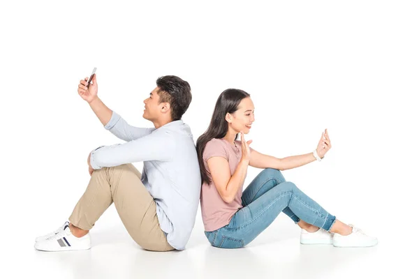 Jovem Asiático Casal Sentado Volta Para Trás Usando Smartphones Fundo — Fotografia de Stock