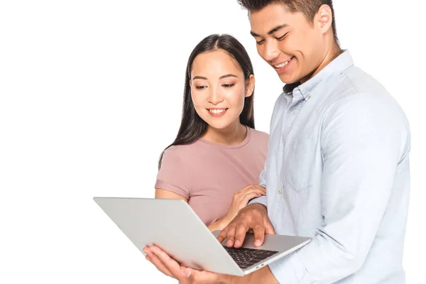 Snygg Asiatisk Man Använder Laptop Nära Leende Flickvän Isolerad Vitt — Stockfoto