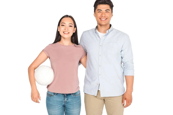 Bonito Ásia Menina Segurando Vôlei Enquanto Abraçando Bonito Namorado Isolado — Fotografia de Stock