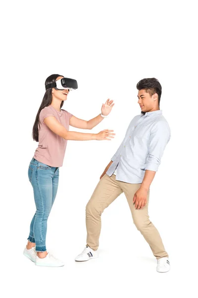 Молодая Азиатка Жестикулирует Используя Гарнитуру Виртуальной Реальности Рядом Парнем Белом — стоковое фото