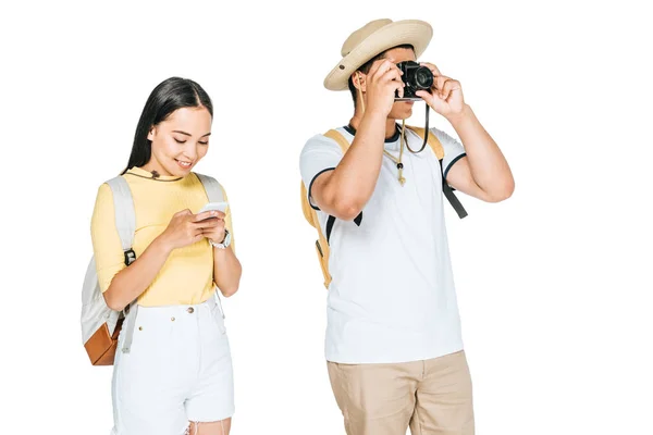 Asijští Turisté Fotografovali Digitálním Fotoaparátu Přítelkyně Pomocí Smartphone Izolovaného Bílém — Stock fotografie