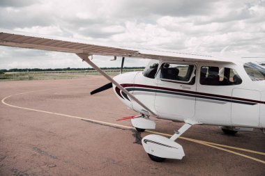 bulutlu bulutlu gökyüzü altında aerodrome beyaz uçak