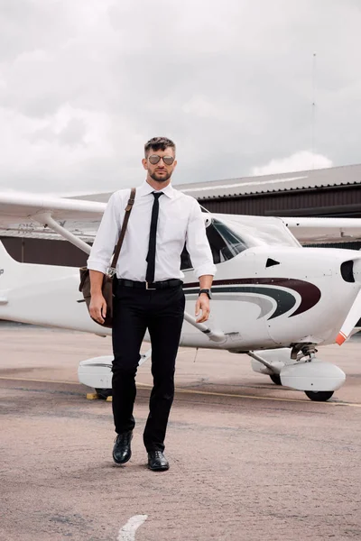 Piena Lunghezza Vista Pilota Fiducioso Con Borsa Piedi Vicino Aereo — Foto Stock