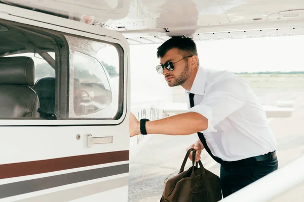 Piloto Serio Gafas Sol Bolsa Sujeción Cerca Avión — Foto de Stock