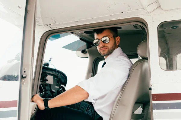 Piloto Bonito Camisa Branca Óculos Sol Avião — Fotografia de Stock