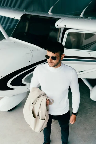 선글라스와 비행기 근처의 캐주얼 복장에 남자의 각도보기 — 스톡 사진