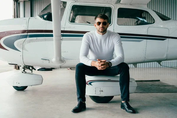 Plano Panorámico Del Hombre Gafas Sol Atuendo Casual Sentado Con — Foto de Stock