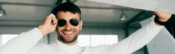 Plano Panorámico Hombre Barbudo Sonriente Gafas Sol Mirando Cámara — Foto de Stock