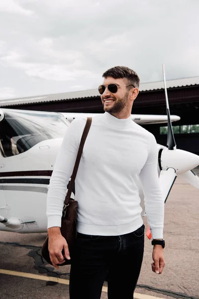 Smiling Man Sunglasses Bag Standing Plane Cloudy Sky — Stock Photo, Image