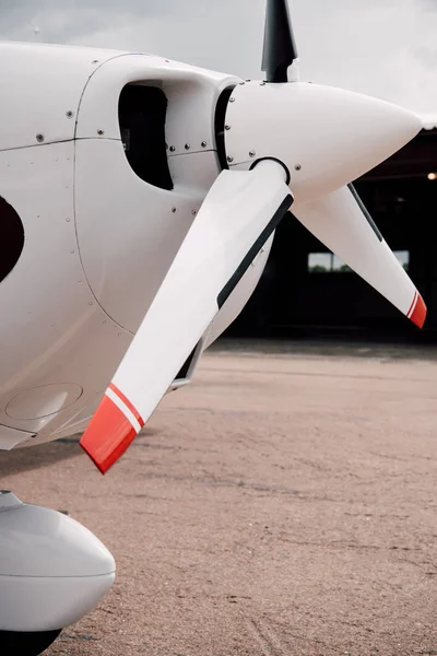 Weißes Flugzeug Mit Großem Propeller Boden Unter Dem Himmel — Stockfoto