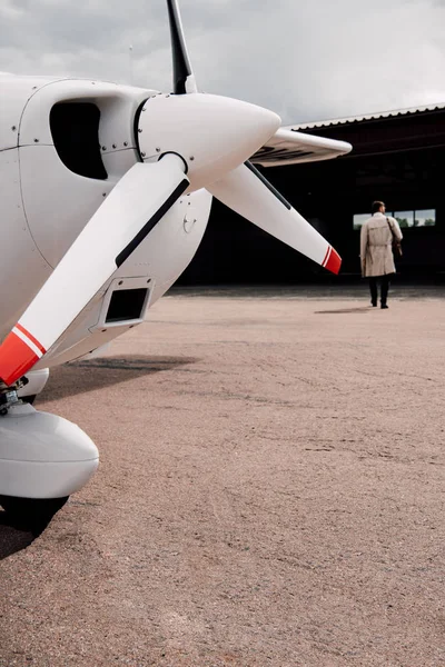 Vew Posteriore Dell Uomo Cappotto Con Borsa Aereo Primo Piano — Foto Stock