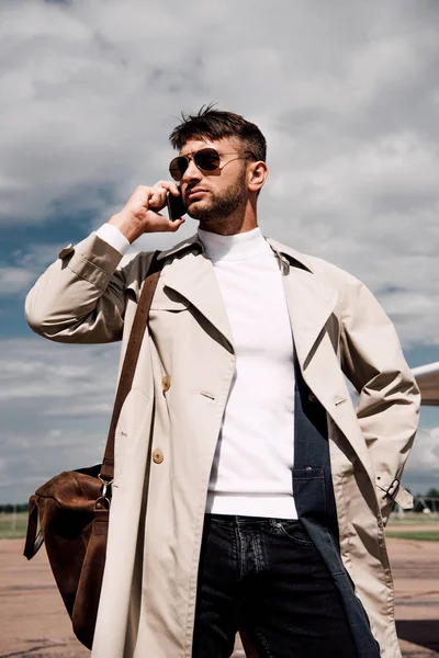 Lage Hoek Van Peinzende Man Vacht Met Zak Praten Smartphone — Stockfoto