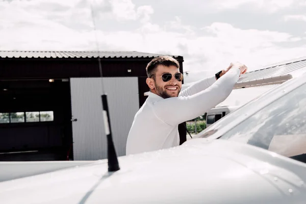 Sonriente Hombre Barbudo Gafas Sol Pie Cerca Avión Día Soleado —  Fotos de Stock