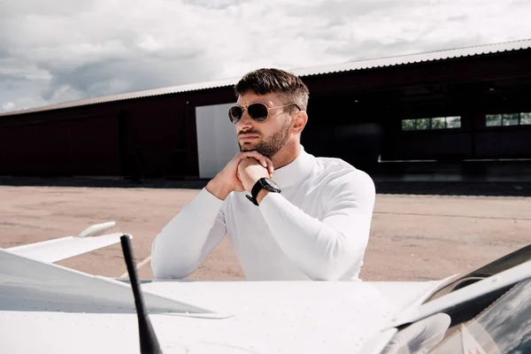 Hombre Barbudo Pensativo Gafas Sol Pie Cerca Avión Día Soleado —  Fotos de Stock