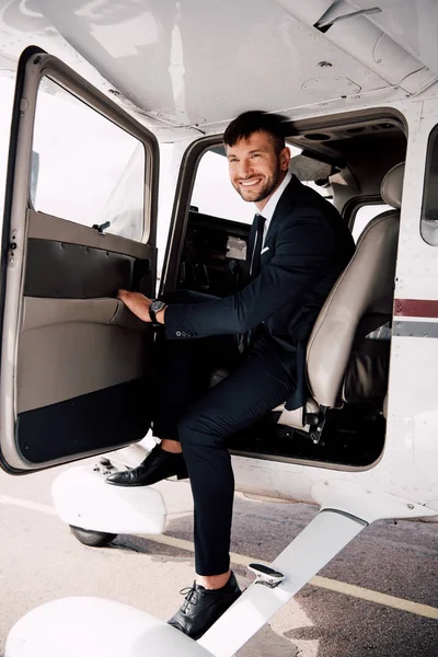 Sonriente Hombre Negocios Barbudo Ropa Formal Sentado Avión — Foto de Stock