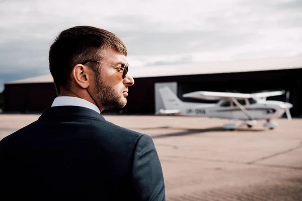 Hombre Negocios Serio Ropa Formal Gafas Sol Pie Cerca Avión — Foto de Stock