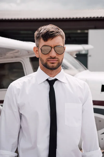 Confident Bearded Pilot Sunglasses Standing Plane — Stock Photo, Image