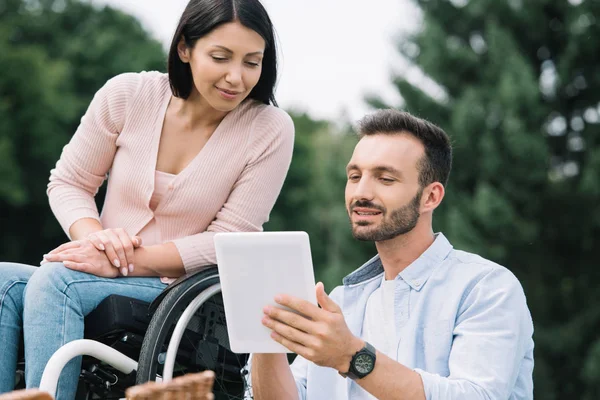 Mujer Discapacitada Feliz Novio Sonriente Usando Tableta Digital Parque —  Fotos de Stock