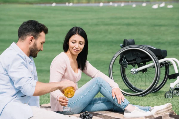 Engelli Kız Arkadaşı Ile Parkta Dinlenirken Cam Beyaz Şarap Döken — Stok fotoğraf