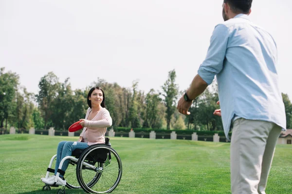 Młody Niepełnosprawny Kobieta Rzucanie Latający Dysk Chłopak Park — Zdjęcie stockowe