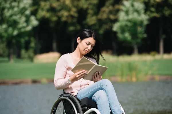 Mooie Gehandicapte Vrouw Glimlachend Tijdens Het Lezen Van Boek Park — Stockfoto