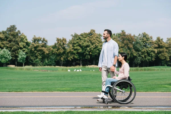 Schöner Junger Mann Hält Hand Hand Mit Behinderter Freundin Beim — Stockfoto